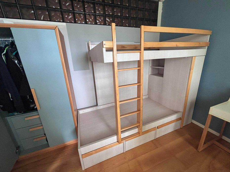 Масивно двуетажно легло с чекмеджета и рафтове – отлично състояние