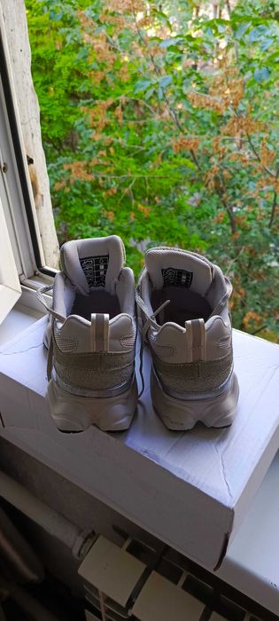 Новые крутые кроссовки 38 размер