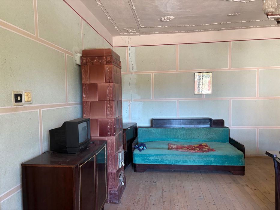 Casă spațioasă de vânzare – 6 camere, living și teren de 1.440 mp