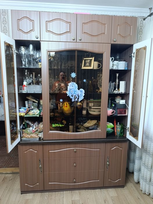 Продам шкаф сервант