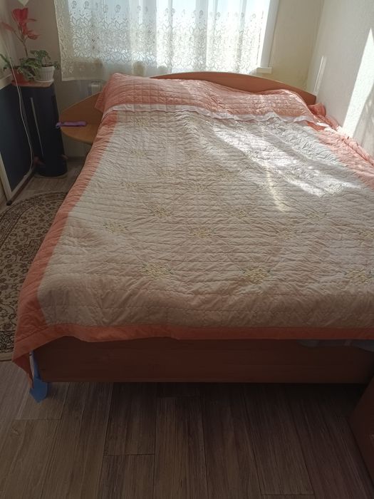 Кровать двуспальная ,с матрасом