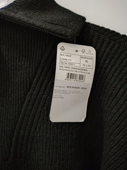 Мек, топъл пуловер с цип с етикет