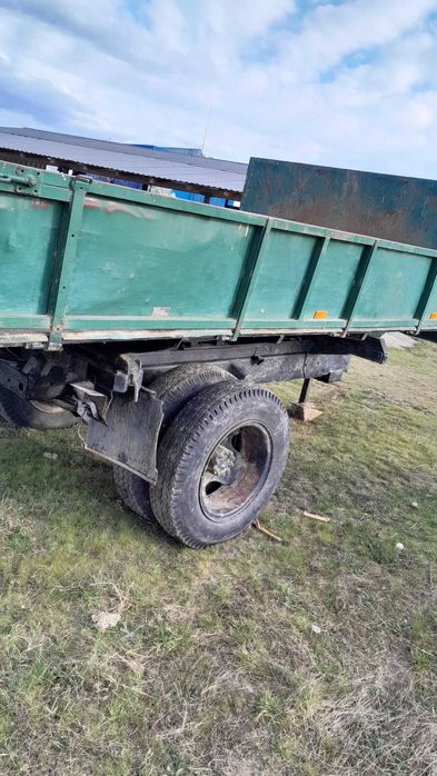 Remorcă basculabilă pe 3 părți