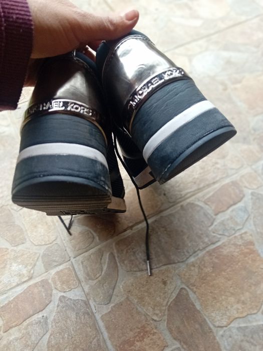 Adidași de calitate nr 40