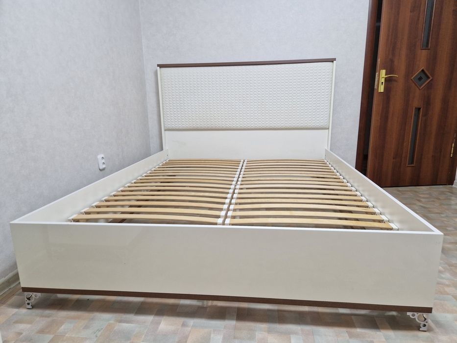 Двуспальная кровать