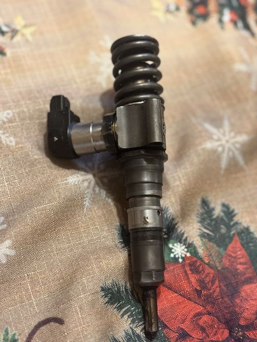 Vând injector Passat B6