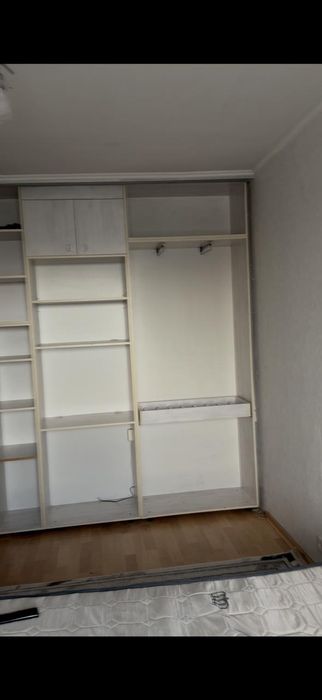 Шкаф купе имеется еще зеркала
