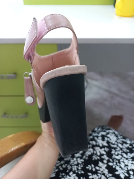 Кожаные босоножки