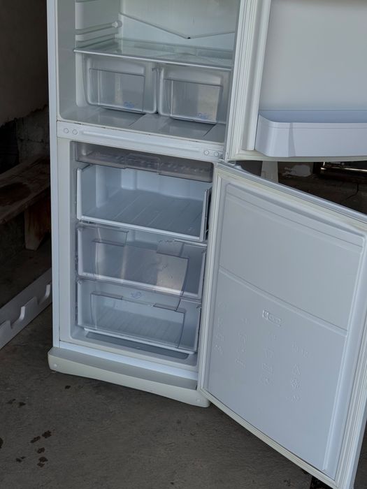 Холодильник Indesit (работает идеально)