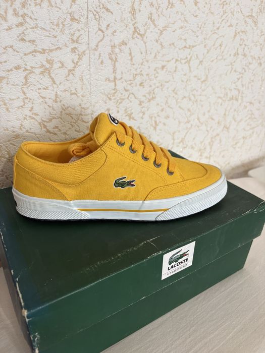 Продавам обувки на lacoste