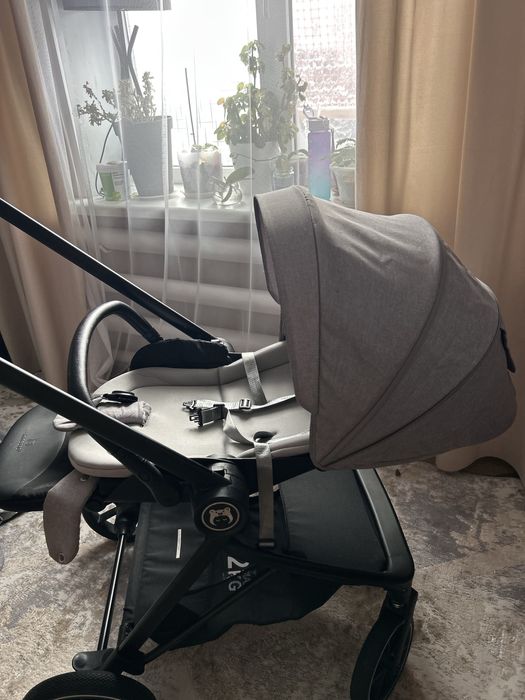 Продам коляску прогулочную с чехлом для ножек и сумкой