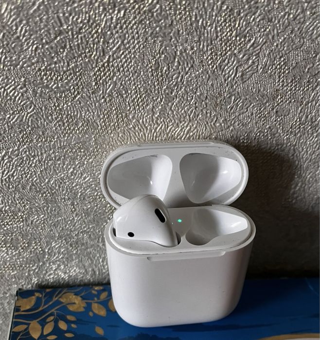 Оригинал AirPods (кейс + левое ухо)