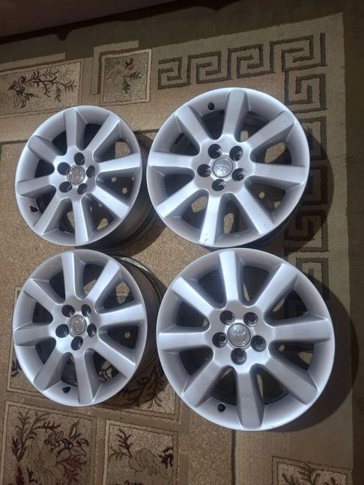 Продам оригинальные диски TOYOTA AVENSIS R16