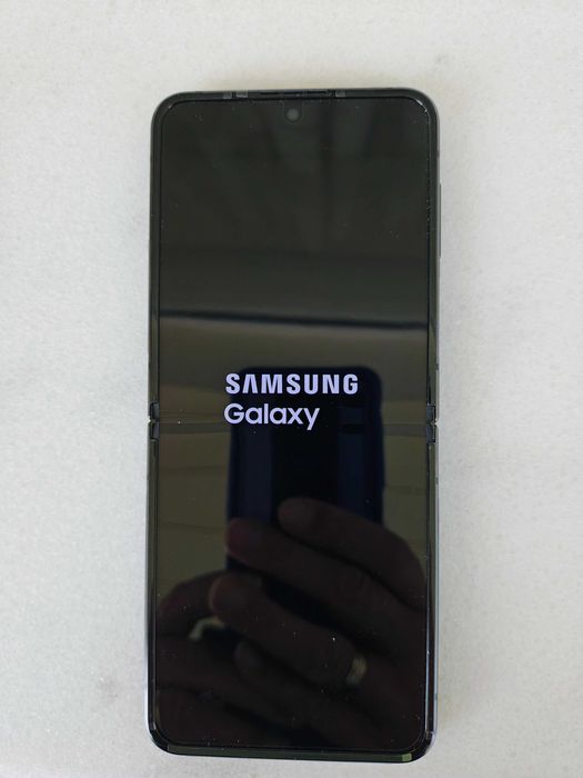 Продавам смартфон Samsung Galaxy Flip4