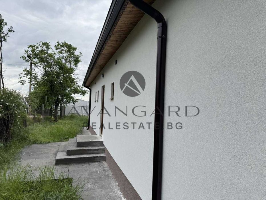 оф.23318 Самостоятелна къща с двор/ с.Цалапица