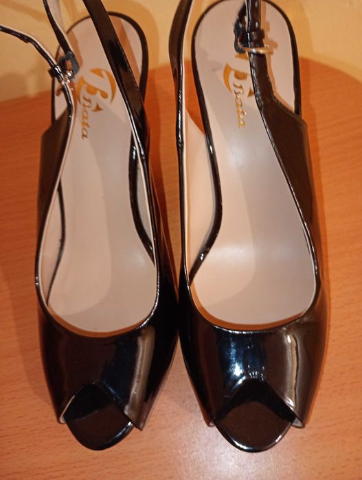 Лачени сандали Bata Промоция!