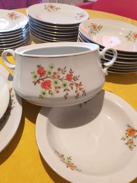 Порцеланов сервиз за хранене