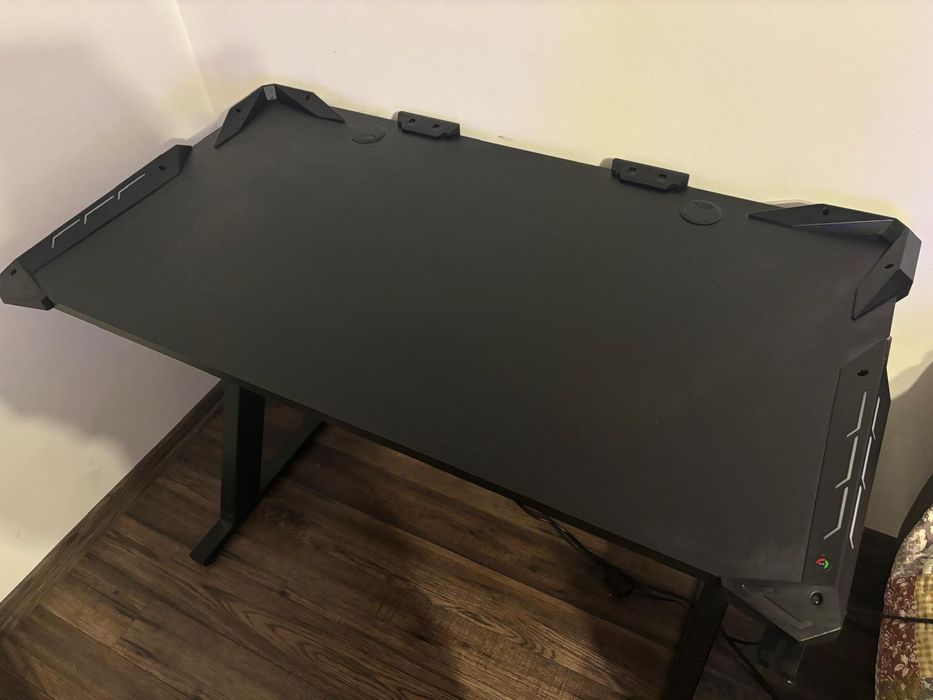 Vând birou gaming cu LED