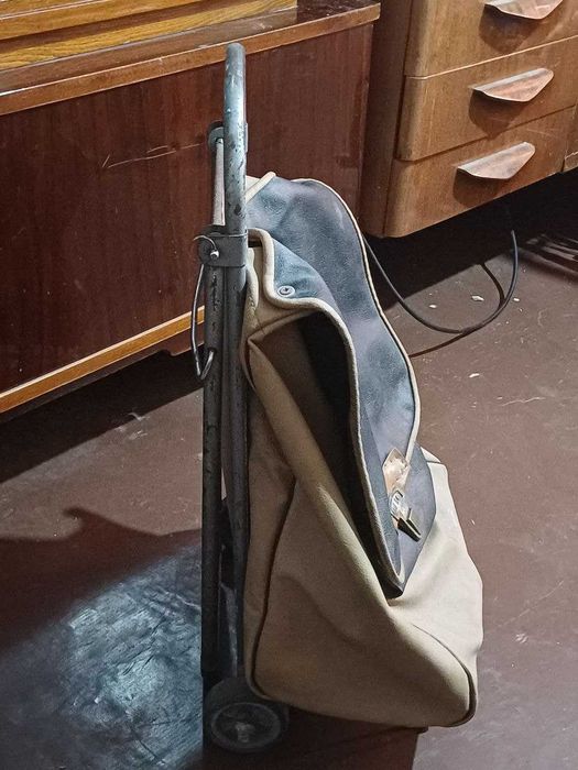 Продается  сумка на колесиках.Очень удобная и крепкая.