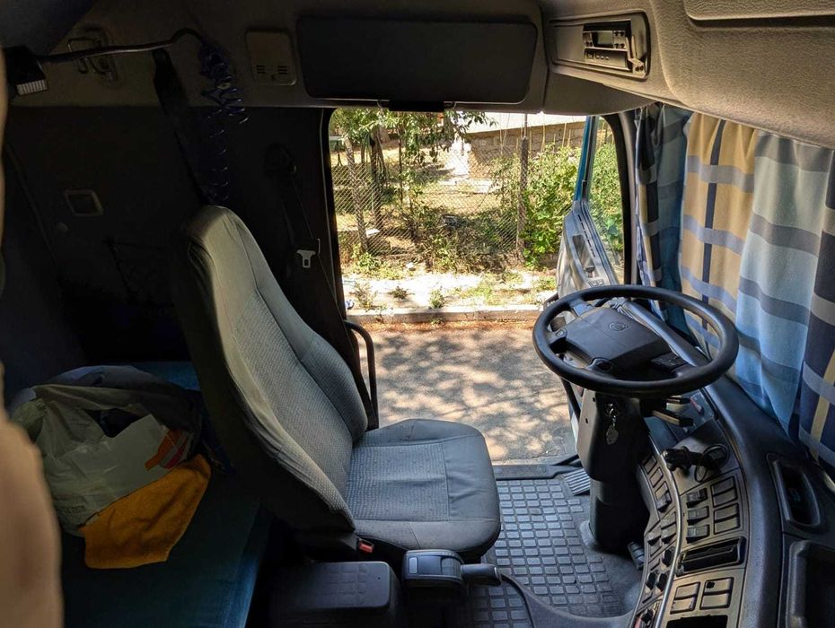 Влекач Volvo FH 12