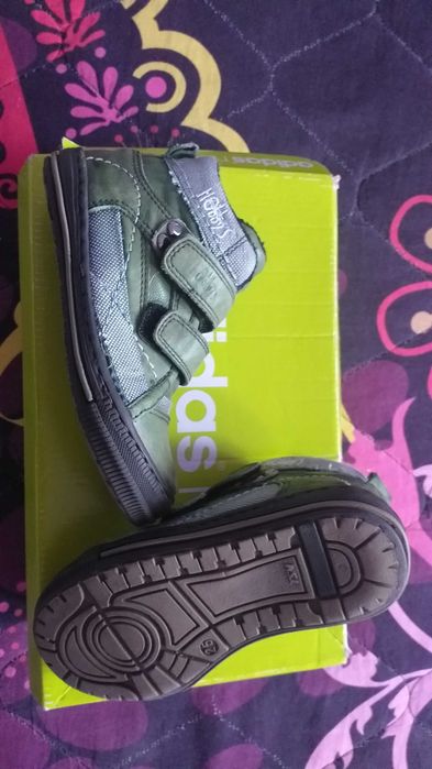 Детски мукасини чисто нови на Бенетон размер 25-35лв.