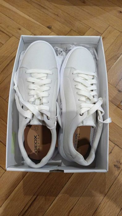 Бели ниски маратонки geox