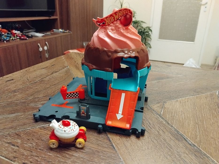 Hot Wheels писти и автовози