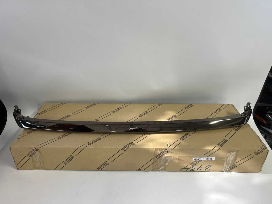 Хром молдинг решетки радиатора на Lexus RX