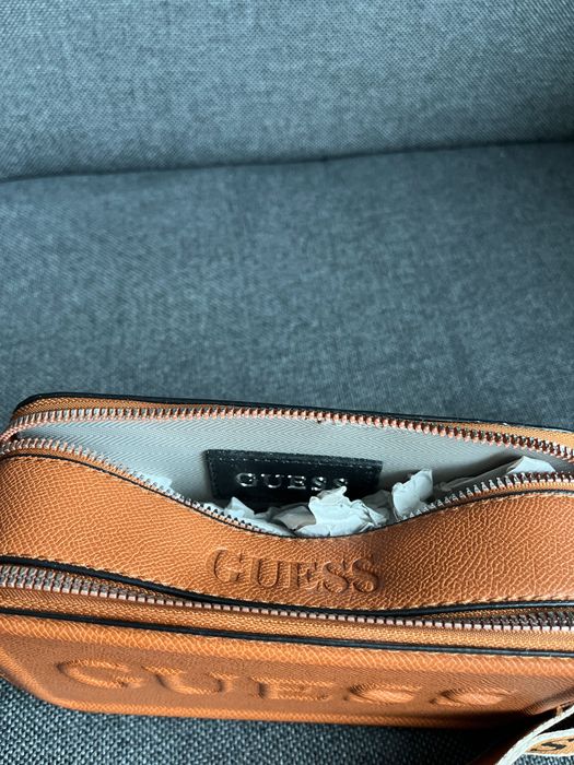 Дамска чанта на Guess