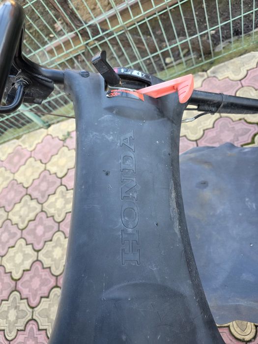 Vând mașina de tuns iarba Honda
