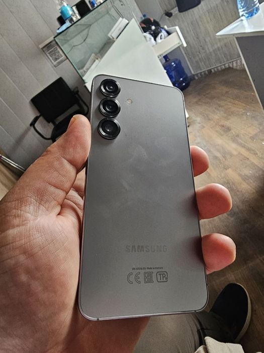 Samsung S25.   128gb
