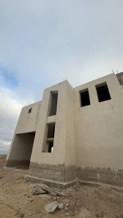 Продаётся двухэтажный коттедж в г.Зарафшан с видом на озеро