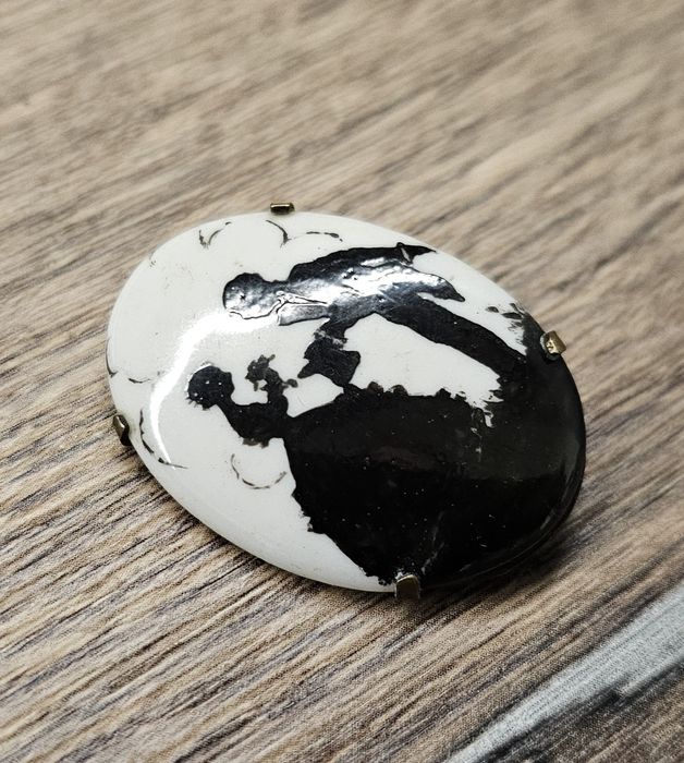 Broșă veche din porțelan cu un model delicat