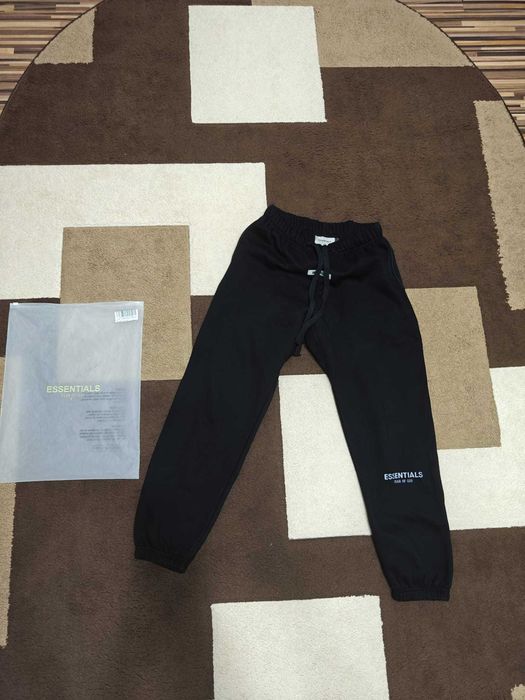 Pantaloni de trening Fear of God Essentials - Mărimea L - Negru