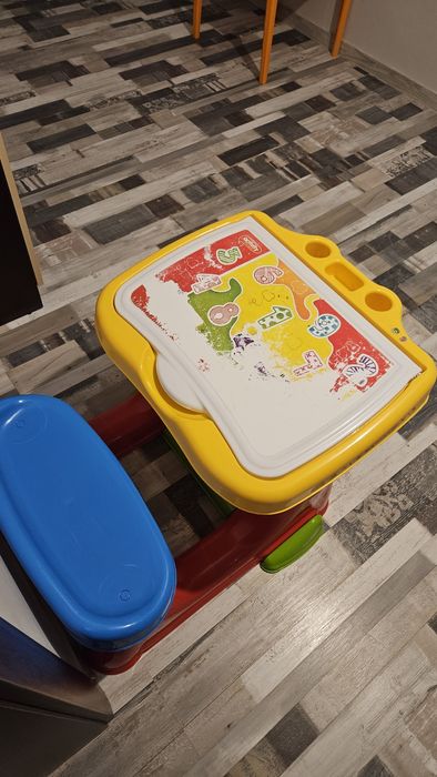 Детско пластмасово бюро