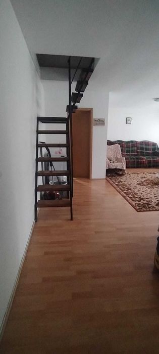 Închiriez apartament la mansarda