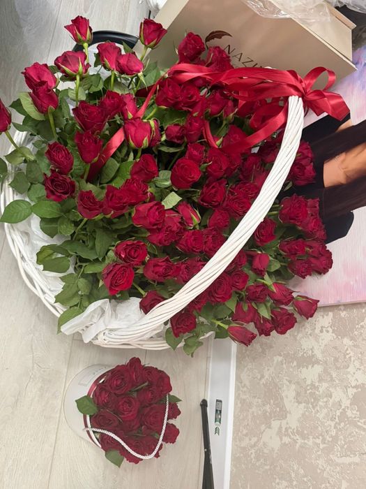 Цветы розы и корзина розы