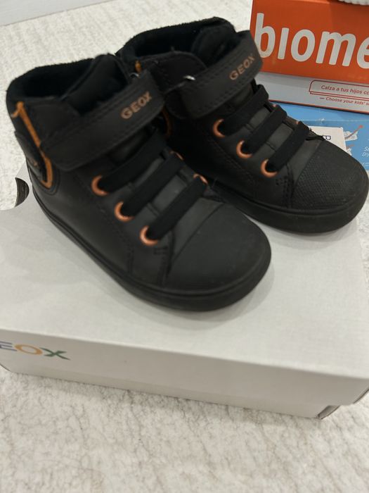 Продам малышковую обувь