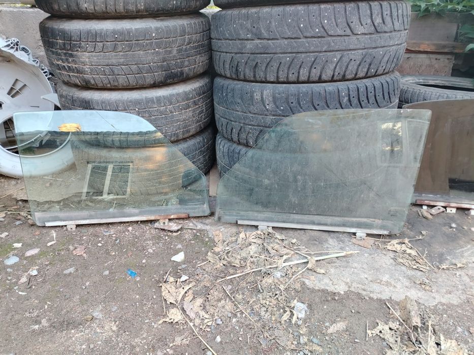 Продам стёкла от Волги 31105