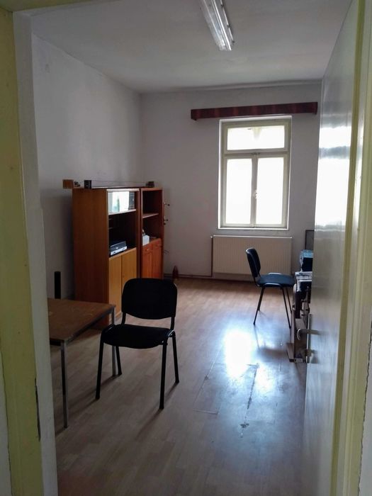 Închiriez două birouri ultracentral lângă Sala Sporturilor