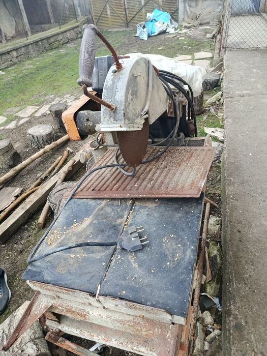 Машина за водно рязане на камък