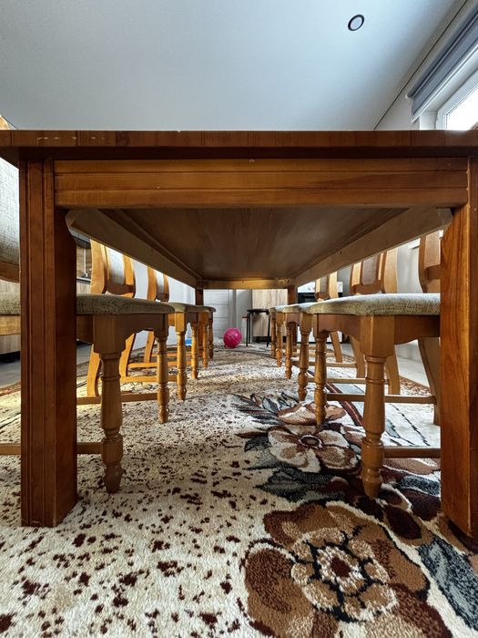 Стол со стульями