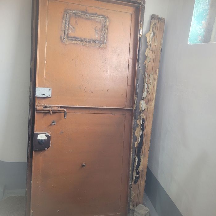 Дверь железный Б/У.