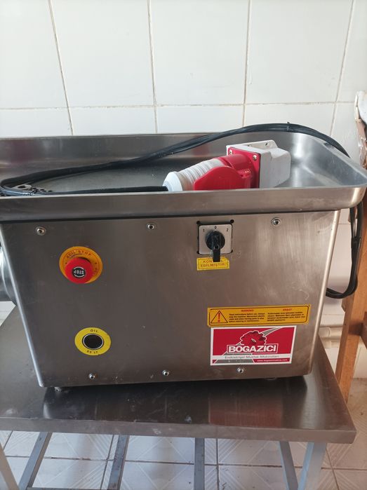 Продаётся электрическая мясорубка