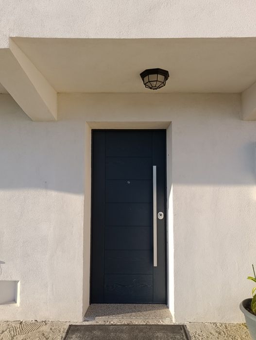 Ușă de exterior metalică blindată  (fibră sticlă/PVC alb), stare impecabilă, nouă- 94x210 cm