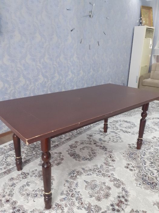 Стол обеденный в хорошем состоянии