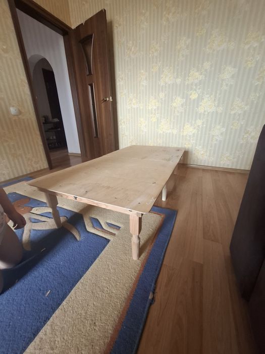 Стол для  сидения  на полу