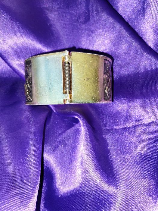 Винтидж Гривна с релефна сцена на лов за бизони