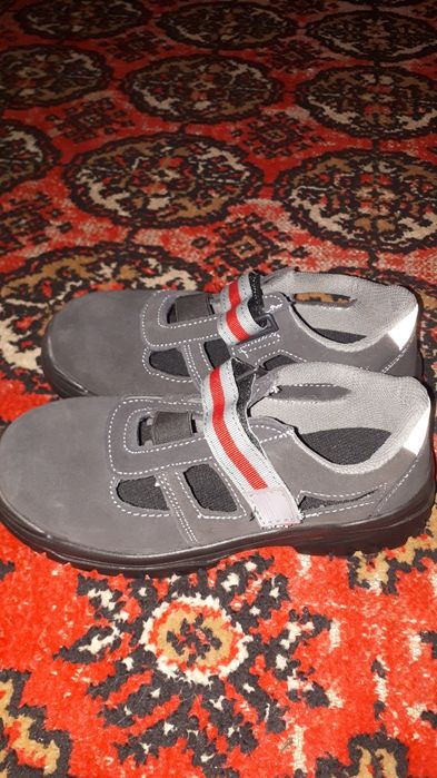 Сандали с защитной пластиной для защиты палцев ноги