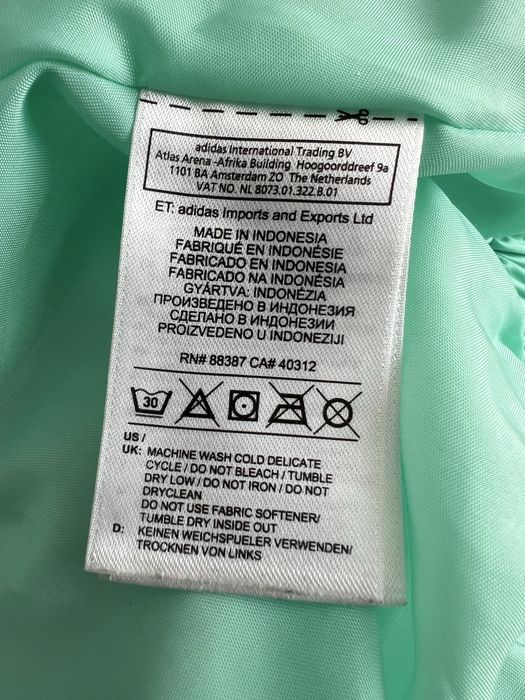 Женакая куртка Адидас